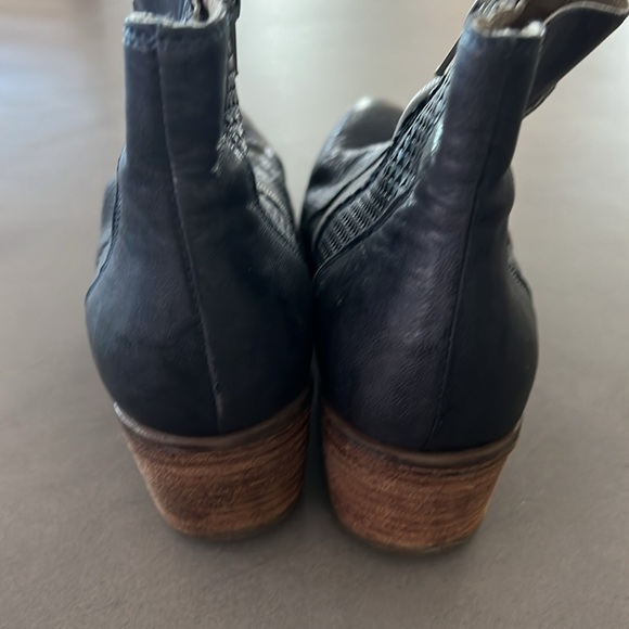 Gently worn womens ankle boots by Khrio in size 39 - Picture 3 of 6